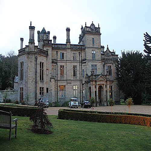 Neuadd_y_Palé_Hall_Llandderfel by Llywelyn2000, CC BY-SA 4.0 httpscreativecommons.orglicensesby-sa4.0, via Wikimedia Commons